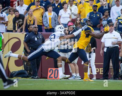 24 septembre 2016 : la passe profonde est tirée par le receveur Shelton Gibson (1)pendant le match entre les Cougars de BYU et les Mountaineers de Virginie occidentale joué au FedEx Field à Landover, Md. Crédit photo : © Cory Royster/Cal Sport Media(crédit image : &copy ; Cory Royster/Cal Sport Media via ZUMA Wire) Banque D'Images