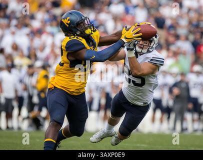 24 septembre 2016 : la passe du receveur au large Devonte Mathis (82) des West Virginia Mountaineers est rompue par l'arrière défensif BYU Cougars Tanner Jacobson (25) pendant le match entre les BYU Cougars et les West Virginia Mountaineers joué au FedEx Field à Landover, Md. Crédit photo : © Cory Royster/Cal Sport Media(crédit image : &copy ; Cory Royster/Cal Sport Media via ZUMA Wire) Banque D'Images