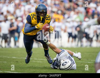 24 septembre 2016 : la passe du receveur au large Devonte Mathis (82) des West Virginia Mountaineers est rompue par l'arrière défensif BYU Cougars Tanner Jacobson (25) pendant le match entre les BYU Cougars et les West Virginia Mountaineers joué au FedEx Field à Landover, Md. Crédit photo : © Cory Royster/Cal Sport Media(crédit image : &copy ; Cory Royster/Cal Sport Media via ZUMA Wire) Banque D'Images