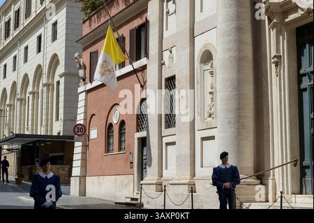 Rome, Italie. 21 avril 2025. Le drapeau de la Cité du Vatican en Berne et deux gardes suisses contrôlent l'accès à la Cité du Vatican le lundi de Pâques, le jour où le pape François est mort à l'âge de 88 ans à Rome. (Crédit image : © Marcello Valeri/ZUMA Press Wire) USAGE ÉDITORIAL SEULEMENT ! Non destiné à UN USAGE commercial ! Banque D'Images