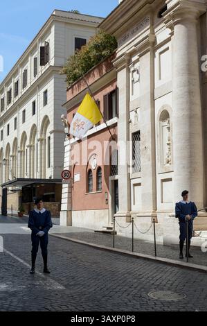 Rome, Italie. 21 avril 2025. Le drapeau de la Cité du Vatican en Berne et deux gardes suisses contrôlent l'accès à la Cité du Vatican le lundi de Pâques, le jour où le pape François est mort à l'âge de 88 ans à Rome. (Crédit image : © Marcello Valeri/ZUMA Press Wire) USAGE ÉDITORIAL SEULEMENT ! Non destiné à UN USAGE commercial ! Banque D'Images