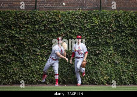 24 septembre 2016 - Chicago, il, USA - le Fielder du centre Louis Cardinals Randal Grichuk, à gauche, lance une balle frappée par les Chicago Cubs' Dexter Fowler depuis l'extérieur lors de la quatrième manche au Wrigley Field à Chicago le samedi 24 septembre 2016. (Crédit image : © Erin Hooley/TNS via ZUMA Wire) Banque D'Images