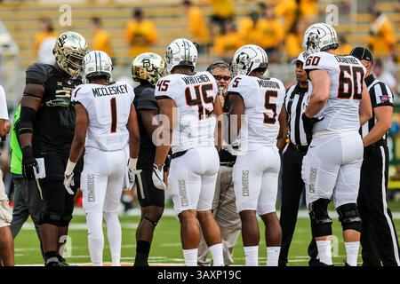 24 septembre 2016 - Waco, Texas, U. S - les joueurs se rassemblent au centre du terrain pour le lancer de pièces avant le match entre les Oklahoma State Cowboys et les Baylor Bears au stade McLane de Waco, Texas. (Crédit image : © Dan Wozniak via ZUMA Wire) Banque D'Images