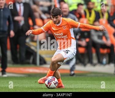 Blackpool, Royaume-Uni. 21 avril 2025. Rob Apter de Blackpool rompt avec le ballon lors du match de Sky Bet League 1 Blackpool vs Wrexham à Bloomfield Road, Blackpool, Royaume-Uni, 21 avril 2025 (photo par Alfie Cosgrove/News images) à Blackpool, Royaume-Uni le 21/04/2025. (Photo par Alfie Cosgrove/News images/SIPA USA) crédit : SIPA USA/Alamy Live News Banque D'Images