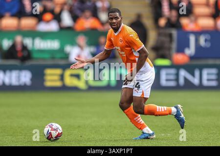 Blackpool, Royaume-Uni. 21 avril 2025. Odel Offiah de Blackpool rompt avec le ballon lors du match de Sky Bet League 1 Blackpool vs Wrexham à Bloomfield Road, Blackpool, Royaume-Uni, 21 avril 2025 (photo par Alfie Cosgrove/News images) à Blackpool, Royaume-Uni le 21/04/2025. (Photo par Alfie Cosgrove/News images/SIPA USA) crédit : SIPA USA/Alamy Live News Banque D'Images