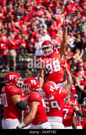 24 septembre 2016 - Piscataway, New Jersey, U. S - le récepteur large des Rutgers Scarlet Knights ANDRE PATTON (88) célèbre un touchdown avec DARNELL DAVIS (59), le défenseur de ligne des Rutgers Scarlet Knights, lors d'un match au High point solutions Stadium de Piscataway, NJ (crédit image : © Mark Smith via ZUMA Wire) Banque D'Images