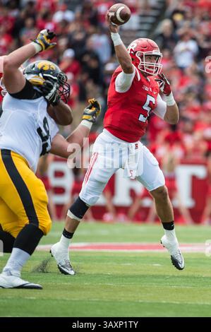 24 septembre 2016 - Piscataway, New Jersey, U. S - le quarterback des Rutgers Scarlet Knights CHRIS LAVIANO (5) fait une passe lors d'un match au High point solutions Stadium de Piscataway, NJ (crédit image : © Mark Smith via ZUMA Wire) Banque D'Images