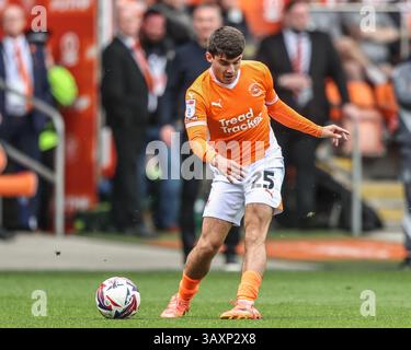 Blackpool, Royaume-Uni. 21 avril 2025. Rob Apter de Blackpool passe la balle lors du match de Sky Bet League 1 Blackpool vs Wrexham à Bloomfield Road, Blackpool, Royaume-Uni, le 21 avril 2025 (photo par Alfie Cosgrove/News images) à Blackpool, Royaume-Uni le 21/04/2025. (Photo par Alfie Cosgrove/News images/SIPA USA) crédit : SIPA USA/Alamy Live News Banque D'Images
