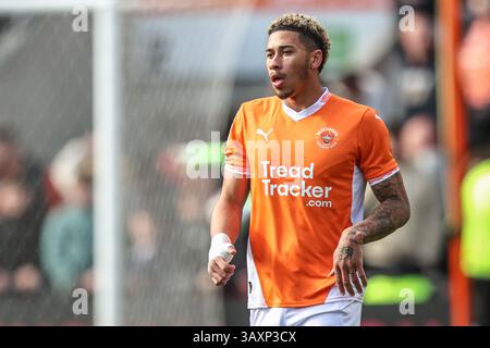 Blackpool, Royaume-Uni. 21 avril 2025. Jordan Lawrence-Gabriel de Blackpool lors du match de Sky Bet League 1 Blackpool vs Wrexham à Bloomfield Road, Blackpool, Royaume-Uni, 21 avril 2025 (photo par Alfie Cosgrove/News images) à Blackpool, Royaume-Uni le 21/04/2025. (Photo par Alfie Cosgrove/News images/SIPA USA) crédit : SIPA USA/Alamy Live News Banque D'Images