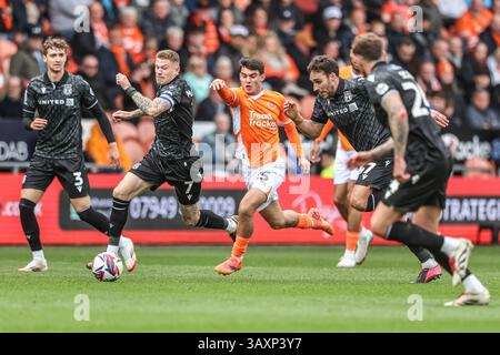 Blackpool, Royaume-Uni. 21 avril 2025. Rob Apter de Blackpool rompt avec le ballon lors du match de Sky Bet League 1 Blackpool vs Wrexham à Bloomfield Road, Blackpool, Royaume-Uni, 21 avril 2025 (photo par Alfie Cosgrove/News images) à Blackpool, Royaume-Uni le 21/04/2025. (Photo par Alfie Cosgrove/News images/SIPA USA) crédit : SIPA USA/Alamy Live News Banque D'Images