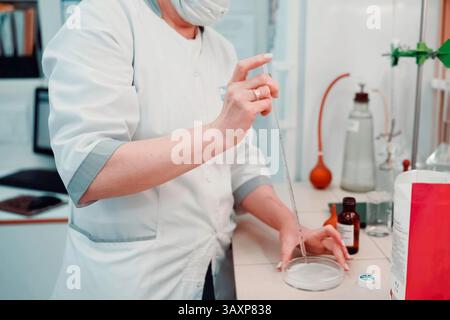 Verrerie de laboratoire, tubes à essai et tubes pour analyses et expériences. Banque D'Images