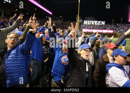 22 octobre 2016 - Chicago, Illinois, États-Unis - les fans chantent et lèvent des signes de victoire lors de la septième manche du match 6 de la série du championnat de la Ligue nationale au Wrigley Field à Chicago. (Crédit image : © Nuccio Dinuzzo/TNS via ZUMA Wire) Banque D'Images