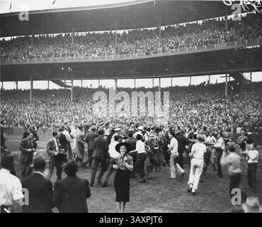 28 septembre 1938 - Chicago, Illinois, États-Unis - foule de fans, de journalistes, d'huissiers et de joueurs escortant le joueur de baseball des Chicago Cubs Gabby Hartnett à travers la plaque de domicile après son run à domicile dans un match de baseball contre les Pirates de Pittsburgh au Wrigley Field, Chicago, Illinois, le 28 septembre 1938. Le home run est connu sous le nom d'Homère dans le Gloamin' (crédit image : © Chicago History Museum/ZUMAPRESS.com) Banque D'Images