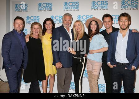 3 novembre 2016 - Beverly Hills, CA, États-Unis - LOS ANGELES - 3 nov : Jacob Young, Alley Mills, Heather Tom, John McCook, Katherine Kelly Lang, Jacqueline MacInnes Wood, Darin Brooks, Scott Clifton à The Bold and the Beautiful'' célèbre CBS #1 depuis 30 ans au Paley Center for Media le 3 novembre 2016 à Beverly Hills, CA (crédit image : © Kathy Hutchins/Newscom via ZUMA Press) Banque D'Images