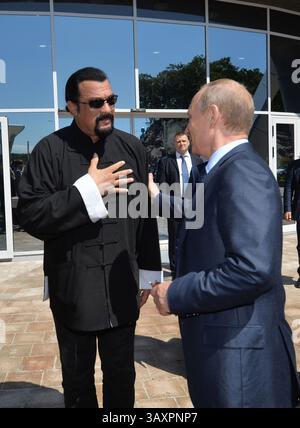 3 novembre 2016 - Vladivostok, RUSSIE - DOSSIER - dans ce 4 septembre 2015, photo de dossier, le président russe Vladimir Poutine, à droite, parle avec l'acteur américain Steven Seagal dans le port russe extrême-oriental de Vladivostok. Le président russe Vladimir Poutine a attribué la citoyenneté russe à l'acteur de cinéma d'action Steven Seagal. Poutine a attribué la citoyenneté russe à l'acteur de cinéma d'action Seagal. Le Seagal, âgé de 64 ans, a visité régulièrement la Russie ces dernières années et a accompagné Poutine à plusieurs manifestations d'arts martiaux, tout en défendant vocalement la politique du dirigeant russe. (Crédit image : © Prensa Inter Banque D'Images