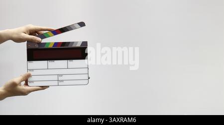 Ardoise de film numérique pour cinéaste dans le set. Main frappant timecode clapet ou ardoise de film pour la production vidéo. Numéro Digi carte de clapet ou film sla Banque D'Images
