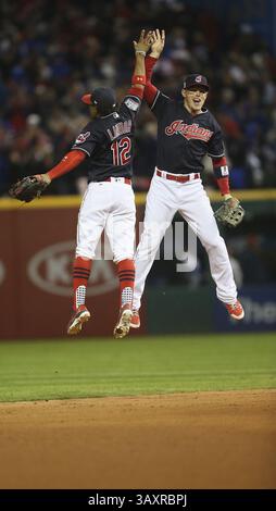 25 octobre 2016 - Cleveland, OH, États-Unis - Francisco Lindor, à gauche, des Indians de Cleveland, et Brandon Guyer célèbrent une victoire de 6-0 contre les Cubs de Chicago dans le match 1 des séries mondiales le mardi 25 octobre 2016, au progressive Field de Cleveland. (Crédit image : © Michael Chritton/TNS via ZUMA Wire) Banque D'Images