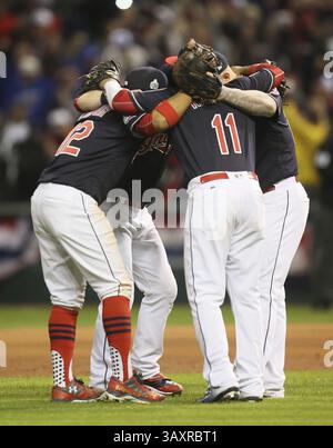 25 octobre 2016 - Cleveland, OH, États-Unis - les Indians de Cleveland célèbrent une victoire de 6-0 contre les Cubs de Chicago dans le match 1 des World Series le mardi 25 octobre 2016, au progressive Field de Cleveland. (Crédit image : © Michael Chritton/TNS via ZUMA Wire) Banque D'Images