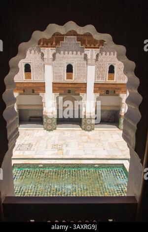 A Marrakech, Maroc, le 08/08/24, la Medersa Ben Youssef , construite au XIVe siècle comme école religieuse d'études islamiques. Banque D'Images