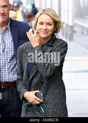28 septembre 2016 - New, York, New York, États-Unis - L'actrice NAOMI WATTS sur le plateau de Greenwich Village de la nouvelle émission télévisée 'Gypsy' le lendemain de l'annonce de la fin de leur relation de 11 ans. (Crédit image : © Zelig Shaul/Ace Pictures via ZUMA Press) Banque D'Images