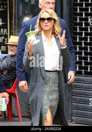 28 septembre 2016 - New, York, New York, États-Unis - L'actrice NAOMI WATTS sur le plateau de Greenwich Village de la nouvelle émission télévisée 'Gypsy' le lendemain de l'annonce de la fin de leur relation de 11 ans. (Crédit image : © Zelig Shaul/Ace Pictures via ZUMA Press) Banque D'Images