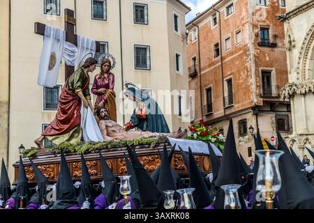 Karfreitagsprozession au Calvaire de Cuenca. Paso Cristo Descendido (Vicente Martín) par la très illustre et vénérable Fraternité du Saint Christ de la santé. Christus descend de la Croix. Plaza Mayor, Cuenca, Castille-la Manche, Espagne Banque D'Images
