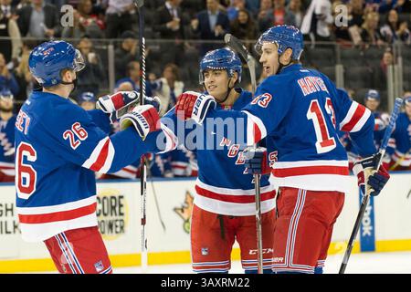29 septembre 2016 : le défenseur John Gilmour (58) des New York Rangers célèbre avec l'attaquant Jimmy Vesey (26) et Kevin Hayes (13) des New York Rangers après avoir marqué un but en première période pendant le match entre les New York Rangers et les New Jersey Devils au Madison Square Garden à Manhattan, New York . Crédit obligatoire : Kostas Lymperopoulos/CSM (crédit image : &copy ; Kostas Lymperopoulos/Cal Sport Media via ZUMA Wire) Banque D'Images