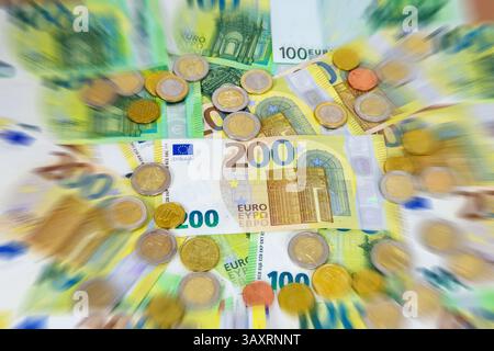 Gros plan des billets et pièces en euros Banque D'Images