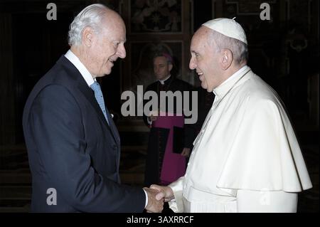 29 septembre 2016 - Cité du Vatican, ITALIE - le Pape François serre la main de l’envoyé spécial des Nations Unies pour la Syrie, Staffan de Mistura, lors de leur rencontre au Vatican le jeudi 29 septembre 2016, avant une conférence sur la situation en Syrie et en Irak organisée par des associations caritatives catholiques opérant dans ces régions. L'OSSERVATORE ROMANO (crédit image : © Prensa Internacional via ZUMA Wire) Banque D'Images