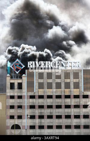 8 février 2016 - San Antonio - le service d'incendie de San Antonio lutte contre un incendie dans le garage de stationnement des magasins du Rivercenter, lundi 8 février 2016. Le feu a été déclenché par des membres d'une équipe de démolition qui utilisaient une torche pour couper une vieille unité de refroidissement au dernier étage du garage, a déclaré Charles Hood, chef de la SAFD, ajoutant que le bois sec autour de l'unité a rapidement pris feu. (Crédit image : © San Antonio Express-News via ZUMA Wire) Banque D'Images
