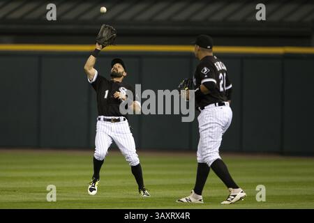 13 septembre 2016 - Chicago, il, États-Unis - Adam Eaton (1), le champ droit des Chicago White Sox, attrape une balle dans l'extérieur lors de la première manche contre les Indians de Cleveland au U.S. Cellular Field à Chicago le mardi 13 septembre 2016. (Crédit image : © Erin Hooley/TNS via ZUMA Wire) Banque D'Images