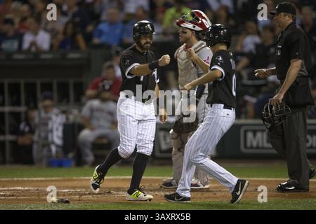 13 septembre 2016 - Chicago, il, États-Unis - Adam Eaton des White Sox de Chicago, à gauche, frappe un batteur après avoir marqué sur un coup de Jose Abreu lors de la première manche contre les Indians de Cleveland au U.S. Cellular Field à Chicago le mardi 13 septembre 2016. (Crédit image : © Erin Hooley/TNS via ZUMA Wire) Banque D'Images