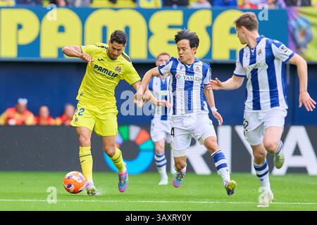 Villarreal, Espagne. 20 avril 2025. VILLARREAL, ESPAGNE - 20 AVRIL : Ayoze Perez attaquant le milieu de terrain de Villarreal CF concourt pour le ballon avec Takefusa Kubo de Real Sociedad lors du match LaLiga EA Sports entre Villarreal et Real Sociedad à l'Estadio de la Ceramica le 20 avril 2025 à Villarreal, Espagne. (Photo de Jose Torres/photo Players images/Magara Press) crédit : Magara Press SL/Alamy Live News Banque D'Images