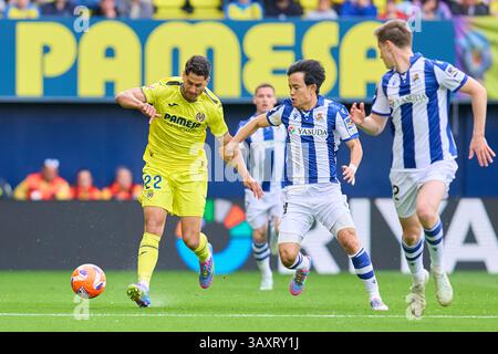 Villarreal, Espagne. 20 avril 2025. VILLARREAL, ESPAGNE - 20 AVRIL : Ayoze Perez attaquant le milieu de terrain de Villarreal CF concourt pour le ballon avec Takefusa Kubo de Real Sociedad lors du match LaLiga EA Sports entre Villarreal et Real Sociedad à l'Estadio de la Ceramica le 20 avril 2025 à Villarreal, Espagne. (Photo de Jose Torres/photo Players images/Magara Press) crédit : Magara Press SL/Alamy Live News Banque D'Images