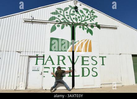 5 octobre 2016 - Fresno, CA, États-Unis - David Obermiller, président de Harvest Fields Organic Farm, ouvre la porte de la grange à la ferme sur le campus de l'Académie Adventiste de Fresno, mercredi après-midi, 5 octobre 2016 à Fresno, Calif. (Crédit image : © John Walker/TNS via ZUMA Wire) Banque D'Images