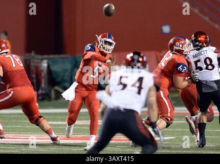 14 octobre 2016 - Fresno, CA, États-Unis - le quarterback de Fresno State Chason Virgil (5) lance la première mi-temps contre San Diego State au Bulldog Stadium de Fresno, Calif, le vendredi 14 octobre 2016. L'État de San Diego a gagné, 17-3. (Crédit image : © Craig Kohlruss/TNS via ZUMA Wire) Banque D'Images