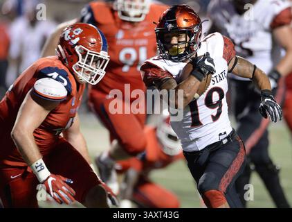 14 octobre 2016 - Fresno, CA, USA - le Donnel Pumphrey de San Diego State, à droite, tourne le virage contre Michael Goodwin de Fresno State au Bulldog Stadium de Fresno, Calif, le vendredi 14 octobre 2016. L'État de San Diego a gagné, 17-3. (Crédit image : © Craig Kohlruss/TNS via ZUMA Wire) Banque D'Images