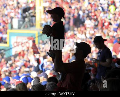 15 octobre 2016 - Cleveland, OHIO, États-Unis - Un garçon est hissé par son père pour mieux voir les Indians de Cleveland qui accueillent les Blue Jays de Toronto dans le deuxième match de la série de championnat de la Ligue américaine le samedi 15 octobre 2016, au progressive Field de Cleveland. Les Indiens ont gagné, 2-1, pour une avance de la série 2-0. (Crédit image : © Phil Masturzo/TNS via ZUMA Wire) Banque D'Images