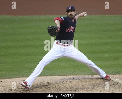 15 octobre 2016 - Cleveland, OH, États-Unis - Andrew Miller, le relieur des Indiens de Cleveland, livre un terrain en septième manche contre les Blue Jays de Toronto lors du deuxième match de la série du championnat de la Ligue américaine, le samedi 15 octobre 2016, au progressive Field à Cleveland. Les Indiens ont gagné, 2-1, pour une avance de la série 2-0. (Crédit image : © Phil Masturzo/TNS via ZUMA Wire) Banque D'Images
