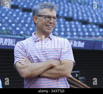 15 octobre 2016 - Cleveland, OH, États-Unis - Paul Dolan, propriétaire des Cleveland Indians, regarde pendant les essais de frappe avant le match 2 de la série de championnat de la Ligue américaine contre les Blue Jays de Toronto le samedi 15 octobre 2016, au progressive Field de Cleveland. (Crédit image : © Phil Masturzo/TNS via ZUMA Wire) Banque D'Images