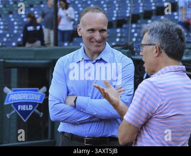 15 octobre 2016 - Cleveland, OH, États-Unis - Mark Shapiro, président et chef de la direction des Blue Jays de Toronto, à gauche, discute avec Paul Dolan, propriétaire des Cleveland Indians, avant le match 2 de la série de championnat de la Ligue américaine, le samedi 15 octobre 2016, au progressive Field de Cleveland. (Crédit image : © Phil Masturzo/TNS via ZUMA Wire) Banque D'Images