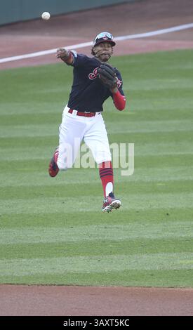 15 octobre 2016 - Cleveland, OH, États-Unis - Francisco Lindor, arrêt court des Indians de Cleveland, saute pour jeter Jose Bautista des Blue Jays de Toronto en deuxième manche lors du deuxième match de la série de championnat de la Ligue américaine, le samedi 15 octobre 2016, au progressive Field de Cleveland. Les Indiens ont gagné, 2-1, pour une avance de la série 2-0. (Crédit image : © Phil Masturzo/TNS via ZUMA Wire) Banque D'Images