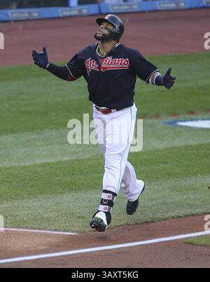 15 octobre 2016 - Cleveland, OH, États-Unis - Carlos Santana des Indians de Cleveland fait un geste après avoir frappé un deuxième coup de circuit contre les Blue Jays de Toronto lors du deuxième match de la série de championnat de la Ligue américaine le samedi 15 octobre 2016, au progressive Field de Cleveland. Les Indiens ont gagné, 2-1, pour une avance de la série 2-0. (Crédit image : © Phil Masturzo/TNS via ZUMA Wire) Banque D'Images