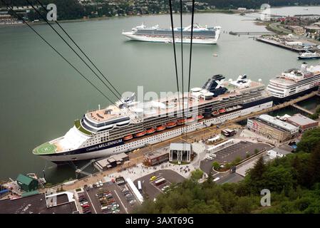 30 juin 2016 - Juneau, Alaska, États-Unis - tramway Mount Roberts à Juneau Dock, Alaska, États-Unis. Juneau centre-ville, ville. Alaska. ÉTATS-UNIS. Bateau de croisière Millennium célébrité amarré entre des montagnes enneigées et le tramway Mount Roberts à Juneau Dock, Alaska, États-Unis. Cruise Ship terminal et Mt Roberts tramway, Alaska, Inside passage, États-Unis d'Amérique. Le tramway de Mount Roberts est un tramway aérien situé juste au sud du centre-ville de Juneau, dans l'État américain de l'Alaska. En service depuis 1996, le tramway effectue une ascension de six minutes du Mont Roberts de 3 819 pieds (1 164 m) depuis les quais des bateaux de croisière (Just Feet a Banque D'Images
