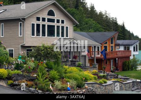 30 juin 2016 - Juneau, Alaska, États-Unis - maisons modernes en bois dans une banlieue résidentielle de Douglas, Juneau. ALASKA, ÉTATS-UNIS. Le secteur Douglas de Juneau est situé sur l'île Douglas et est relié au centre-ville de Juneau par un pont. Vous trouverez que beaucoup de maisons à vendre à Douglas, AK ont une vue imprenable sur le centre-ville, le mont Juneau, le mont Roberts et le long du canal Gastineau. Douglas a commencé sa vie en tant que communauté minière et était autrefois une ville par elle-même, rivalisant avec Juneau. Après l'effondrement de la mine, au début du siècle dernier, un déclin progressif de la population a commencé et dans les années 1970, le c Banque D'Images
