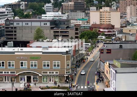 30 juin 2016 - Juneau, Alaska, É.-U. - Juneau centre-ville, depuis le tramway Mount Roberts. Alaska. ÉTATS-UNIS. Différents magasins et magasins à Juneau. South Franklin Street. La ville et l'arrondissement de Juneau est la capitale de l'Alaska. C'est une municipalité unifiée située sur le canal Gastineau dans le Panhandle de l'Alaska, et est la deuxième plus grande ville des États-Unis en termes de superficie. Juneau est la capitale de l'Alaska depuis 1906, lorsque le gouvernement de ce qui était alors le district de l'Alaska a été déplacé de Sitka comme dicté par le Congrès américain en 1900. La municipalité a unifié le 1er juillet 1970, lorsque la ville Banque D'Images