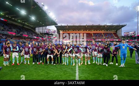 Burnley, Royaume-Uni. 21 avril 2025. Burnley Players célèbre sa promotion en premier League milieu de terrain de Burnley Josh Brownhill (8) milieu de terrain de Burnley Josh Laurent (29) milieu de terrain de Burnley Josh Cullen (24) défenseur de Burnley Joe Worrall (4pendant le Burnley FC contre Sheffield United FC Skybet EFL Championship match à Turf Moor, Burnley, Royaume-Uni le 21 avril 2025 crédit : Phil Duncan/Every second Media/Alamy Live News Banque D'Images