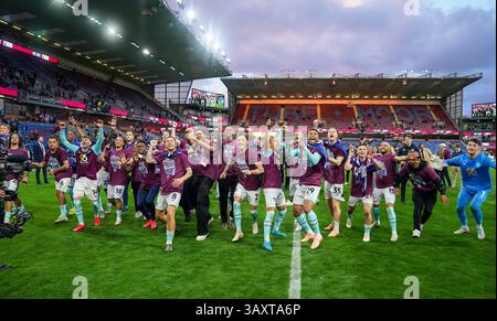 Burnley, Royaume-Uni. 21 avril 2025. Burnley Players célèbre la promotion en premier League milieu de terrain de Burnley Josh Brownhill (8) milieu de terrain de Burnley Josh Laurent (29) milieu de terrain de Burnley Josh Cullen (24) défenseur de Burnley Joe Worrall (4 James Trafford pendant le Burnley FC vs Sheffield United FC Skybet EFL Championship match à Turf Moor, Burnley, Royaume-Uni le 21 avril 2025 crédit : Phil Duncan/Every second Media/Alamy Live News Banque D'Images