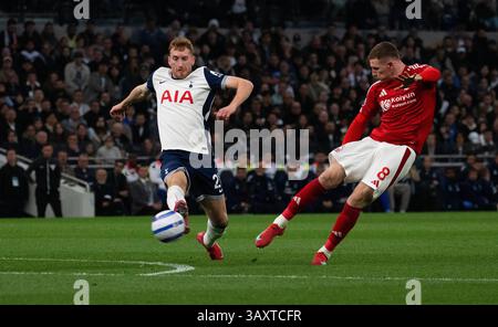 Londres, Royaume-Uni. 21 avril 2025. Elliot Anderson de Nottingham Forest tire et marque son équipe 1er but dans les premières minutes contre Tottenham Hotspur. Premier League match, Tottenham Hotspur contre Nottingham Forest au Tottenham Hotspur Stadium à Londres le lundi de Pâques 21 avril 2025. Cette image ne peut être utilisée qu'à des fins éditoriales. Usage éditorial exclusif photo par Sandra Mailer/Andrew Orchard photographie sportive/Alamy Live News crédit : Andrew Orchard photographie sportive/Alamy Live News Banque D'Images
