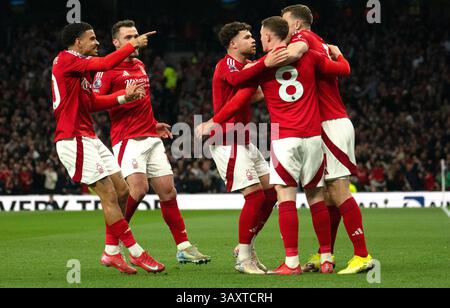 Londres, Royaume-Uni. 21 avril 2025. Elliot Anderson de Nottingham Forest (8) célèbre avec ses coéquipiers après avoir marqué le 1er but de son équipe. Premier League match, Tottenham Hotspur contre Nottingham Forest au Tottenham Hotspur Stadium à Londres le lundi de Pâques 21 avril 2025. Cette image ne peut être utilisée qu'à des fins éditoriales. Usage éditorial exclusif photo par Sandra Mailer/Andrew Orchard photographie sportive/Alamy Live News crédit : Andrew Orchard photographie sportive/Alamy Live News Banque D'Images